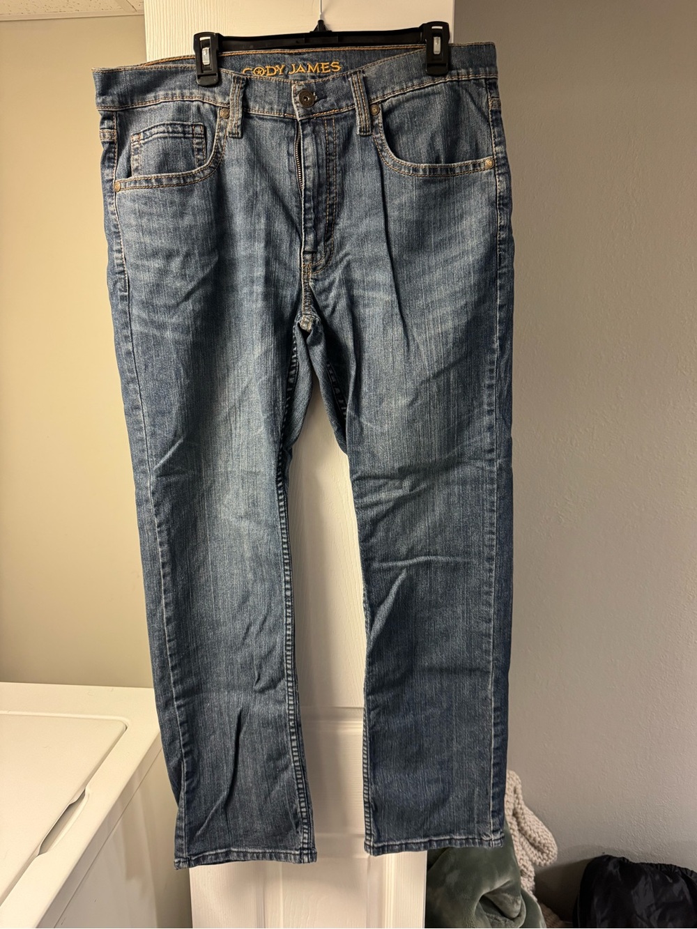 Cody James Straight-Leg Men’s Jeans in Mid Blue